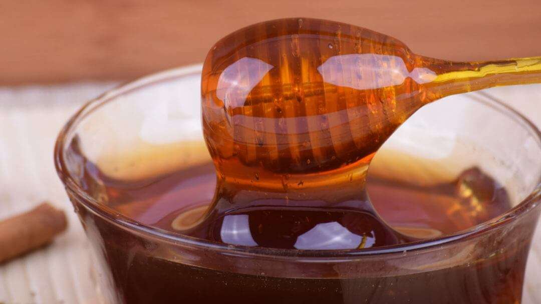 8 Manuka Honey Benefits: Allergies, Sore Throats, Gut Health &  More!