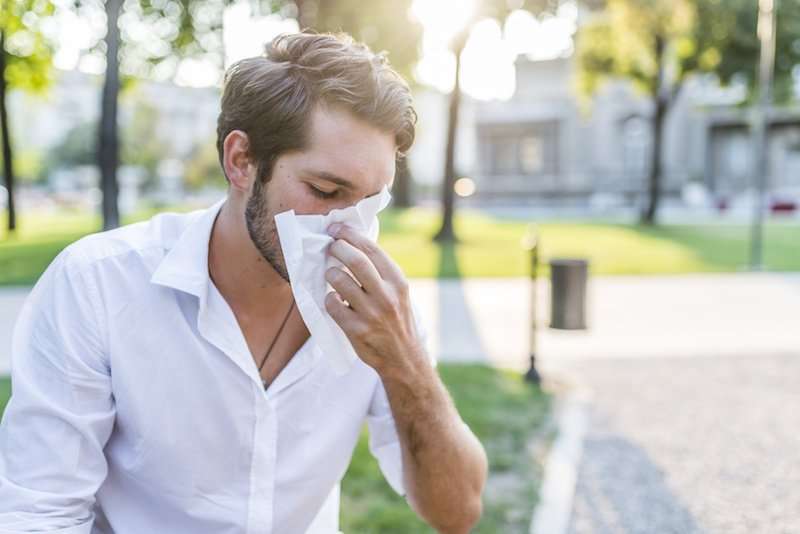 How to Spot the Differences Between Hay Fever and a Cold ...