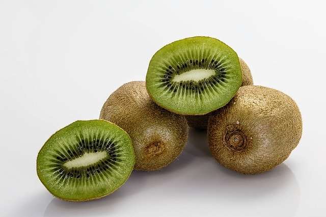 What are the most common symptoms of kiwi allergy?